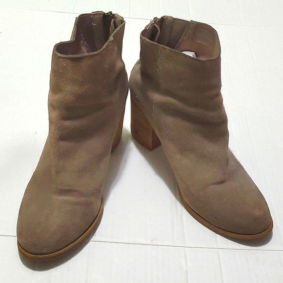 Urban Outfitter Tan/Taupe Boho Festival Suede Block Heel Booties - Picture 1 of 10